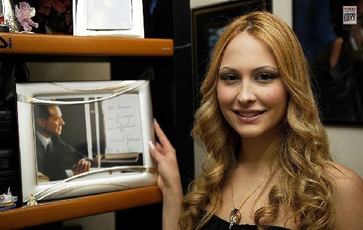 2009�꣬��ý�ر�¬˹����μ���һ�����ٵ����ǵ�����Ůģ�ĳ����񣬲����ɶ����ͳ��������ʯ�����ͽ���� ...