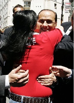 2006��5��19�գ�������ϲ������ǲ���˹����ʱ�Ѿ���̨�ı�¬˹����ӵ��һ��Ů��֧���ߡ�