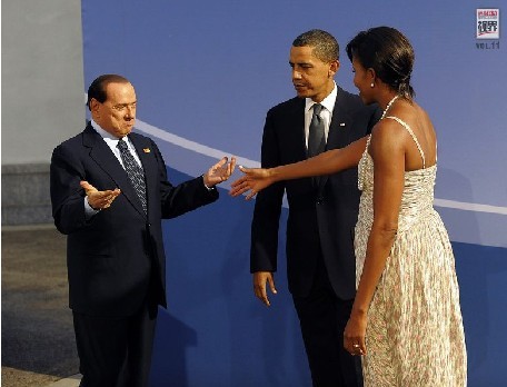 2009��12��24�գ�����ƥ�ȱ�G20������磬������ͳ�°����ͷ�����Ъ�����°���ӭ�ӱ�¬˹���ᡣ