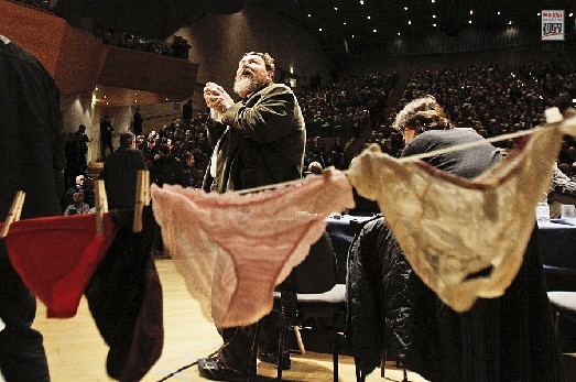 2011��2��12�գ�һ���������������ŵ������������ڷ������Ա�¬˹����X�����ݽ����������ݽ�̨�����һ�� ...