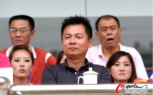 ��Ȼ����ʱ���쿥�������ϰ�����ݳ����ڿ�̨�ϡ�ͼΪ2010��7��25�գ��г�������14�֣��ൺ���ܶ����Ϻ��� ...